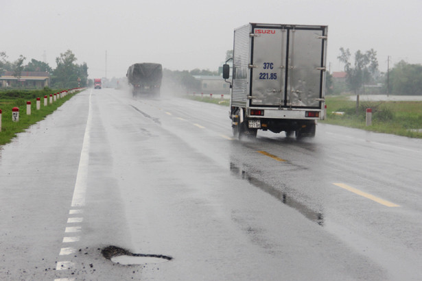 Cẩn trọng với “bẫy” giao thông trên tuyến tránh TP Hà Tĩnh sau mưa lũ
