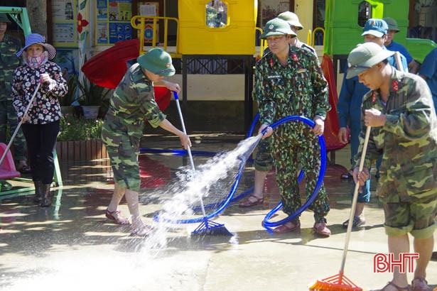 Gần 1.000 cán bộ, chiến sỹ BCH Quân sự Hà Tĩnh giúp nhân dân khắc phục hậu quả sau lũ