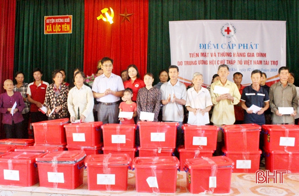 Hội Chữ thập đỏ Việt Nam trao quà cho người dân vùng lũ Hương Khê