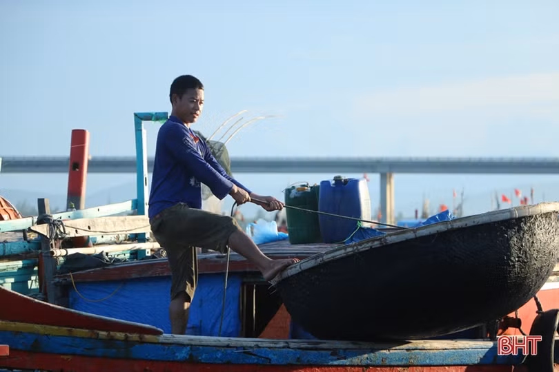 Sau mưa bão, ngư dân Hà Tĩnh lại tất bật chuẩn bị ra khơi