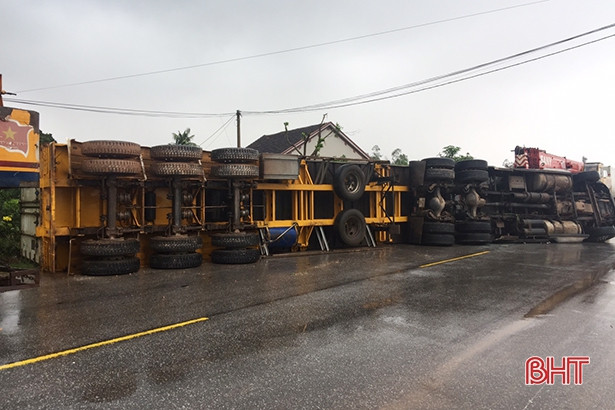 Trời mưa, đường trơn, xe container lật nghiêng sát nhà dân