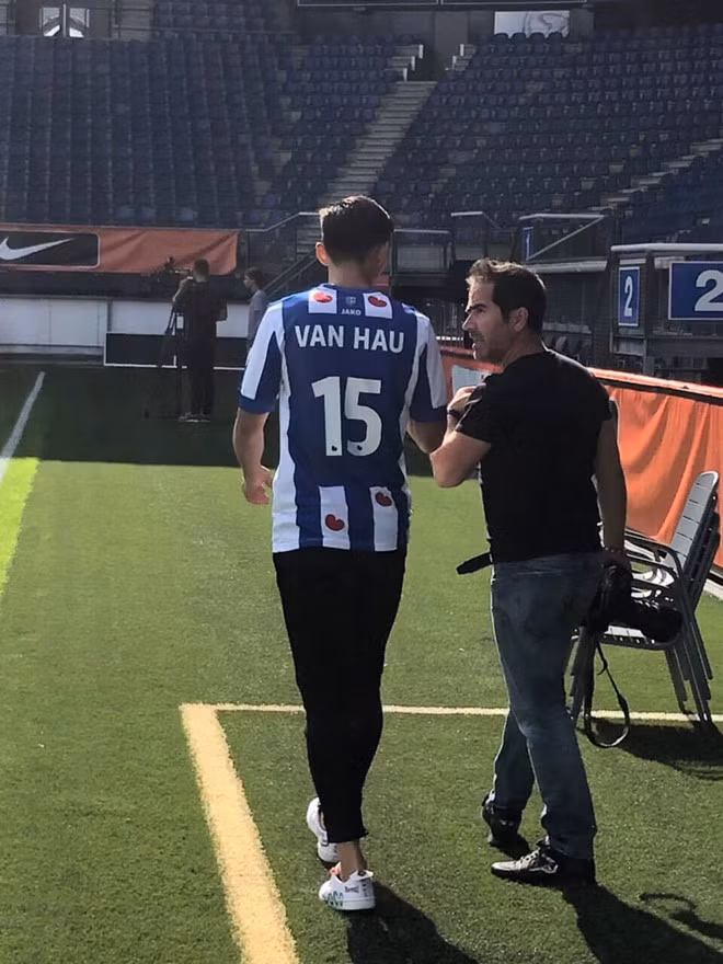 Văn Hậu chính thức trở thành tân binh CLB SC Heerenveen với số áo 15