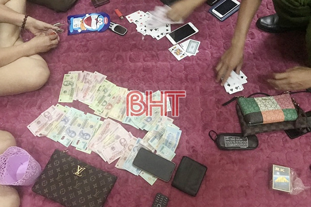 Phá “ổ bạc” giữa trung tâm TP Hà Tĩnh, thu giữ hơn 90 triệu đồng