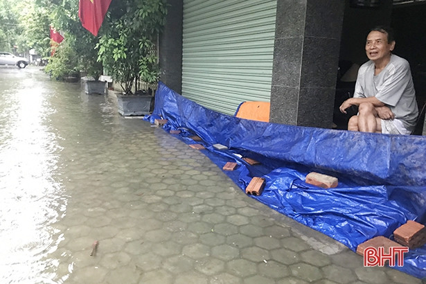 Mưa lớn, nhiều tuyến phố Hà Tĩnh ngập sâu trong nước