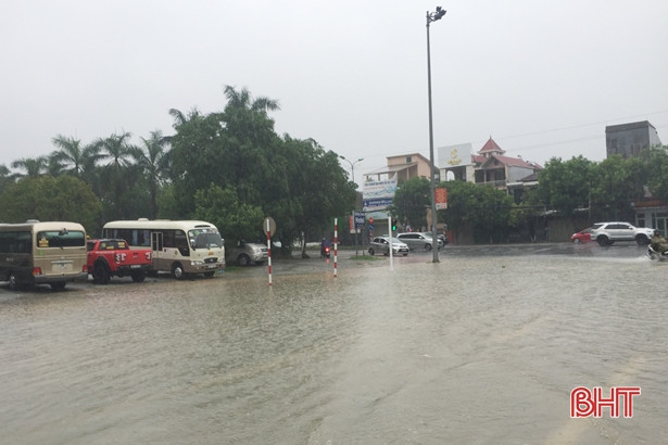 Mưa không ngớt, nhiều tuyến đường ở TP Hà Tĩnh lại ngập sâu