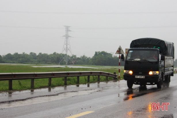 Cẩn trọng với “bẫy” giao thông trên tuyến tránh TP Hà Tĩnh sau mưa lũ
