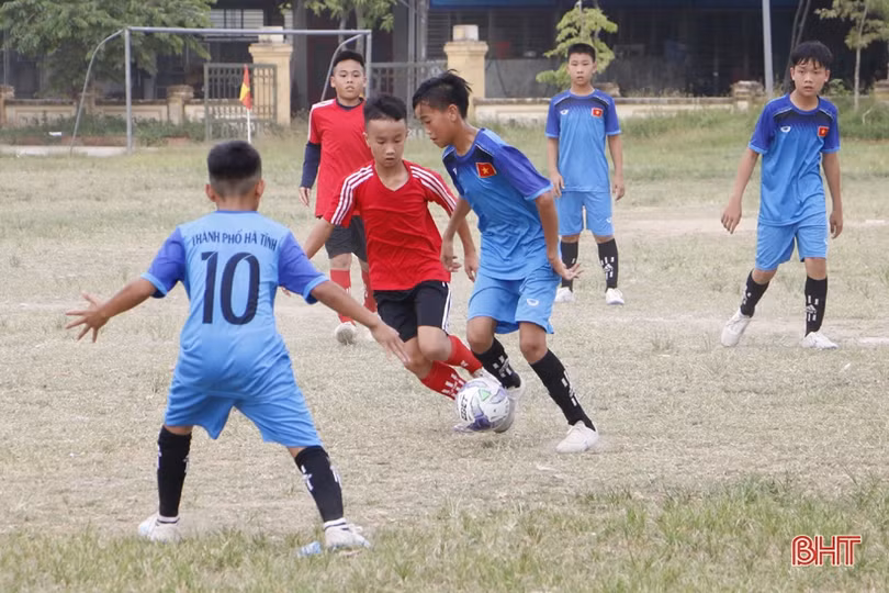 PVF hỗ trợ Hà Tĩnh phát triển bóng đá học đường