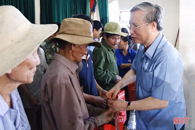 Đồng chí Trần Quốc Vượng kiểm tra công tác khắc phục hậu quả mưa lũ tại Hà Tĩnh