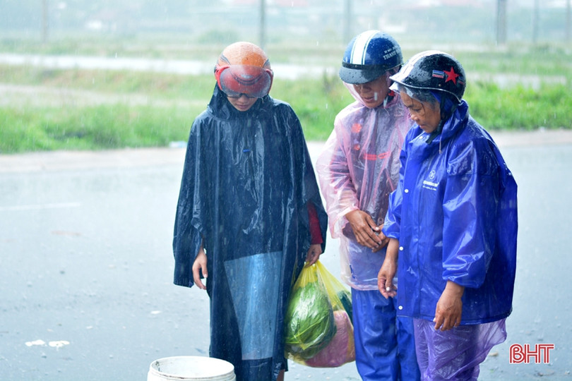 Mưu sinh ngày mưa ở Hà Tĩnh...