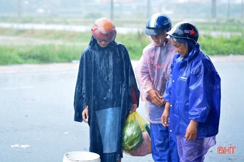 Mưu sinh ngày mưa ở Hà Tĩnh...