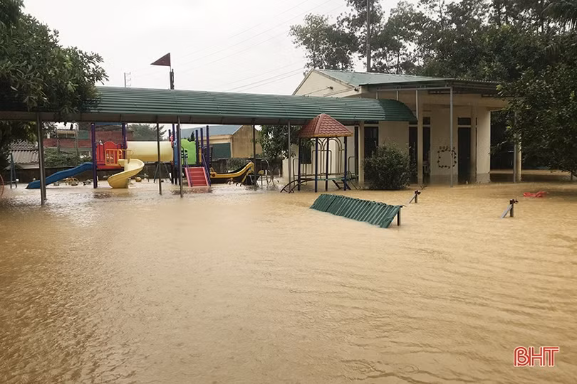 Nước vây tứ phía, người dân Hương Khê tất tưởi ôm đồ chạy lũ