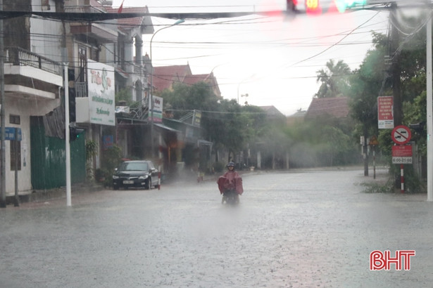 Mưa không ngớt, nhiều tuyến đường ở TP Hà Tĩnh lại ngập sâu