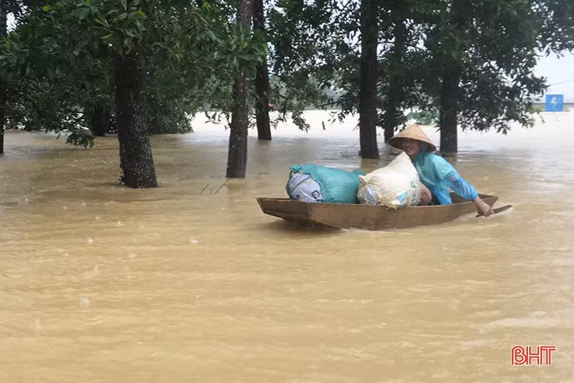 Nước vây tứ phía, người dân Hương Khê tất tưởi ôm đồ chạy lũ