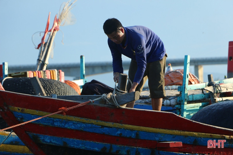 Sau mưa bão, ngư dân Hà Tĩnh lại tất bật chuẩn bị ra khơi