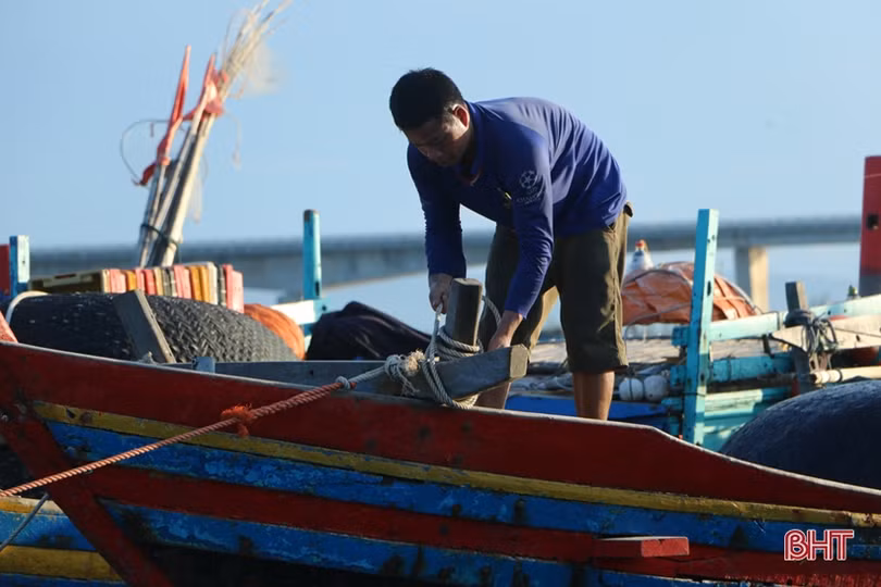 Sau mưa bão, ngư dân Hà Tĩnh lại tất bật chuẩn bị ra khơi