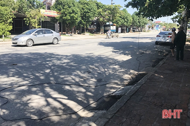 Container ngang nhiên chạy trong thành phố, cuốn đứt dây điện của người dân