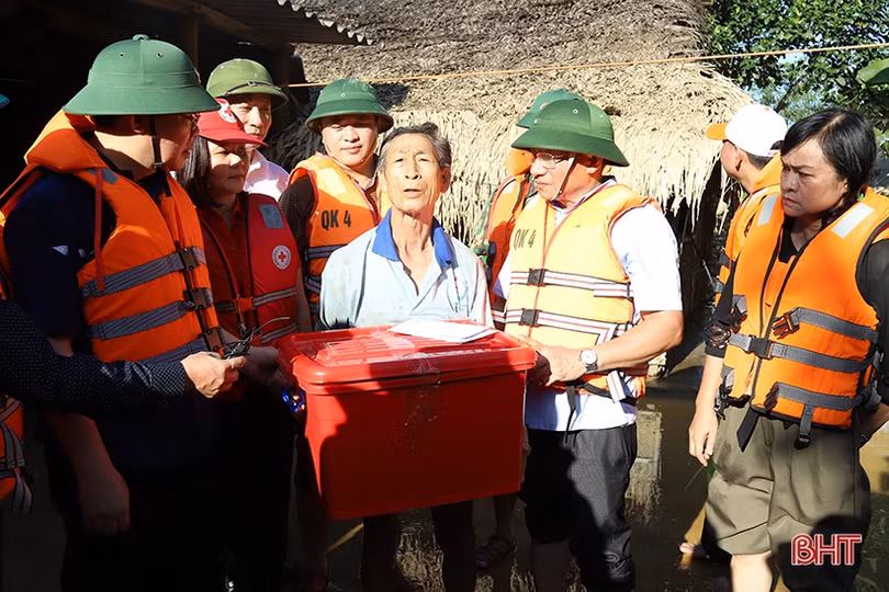 Phó Thủ tướng Vương Đình Huệ: Khôi phục sản xuất, giúp dân ổn định cuộc sống sau khi nước lũ rút