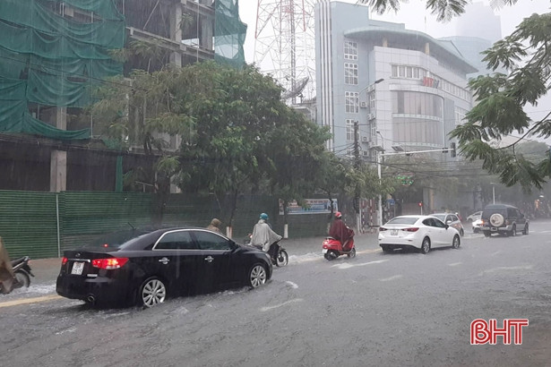 Mưa không ngớt, nhiều tuyến đường ở TP Hà Tĩnh lại ngập sâu