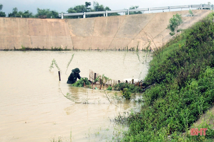 Người dân Hà Tĩnh liều mình đánh bắt cá giữa dòng nước lũ
