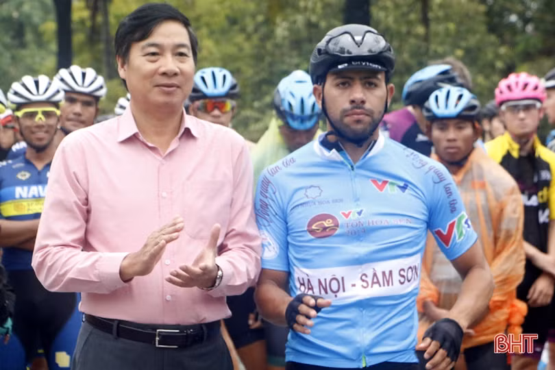 Cua-rơ VTV Cúp Tôn Hoa Sen quyên góp hỗ trợ đồng bào lũ lụt Hà Tĩnh