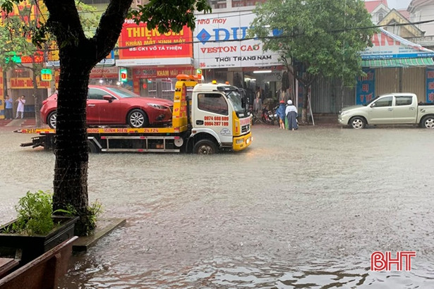 Mưa lớn, nhiều tuyến phố Hà Tĩnh ngập sâu trong nước