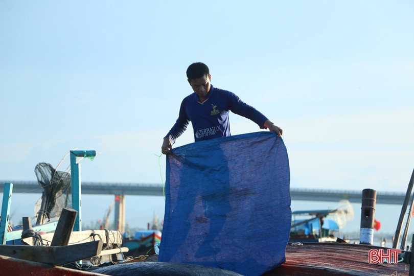 Sau mưa bão, ngư dân Hà Tĩnh lại tất bật chuẩn bị ra khơi