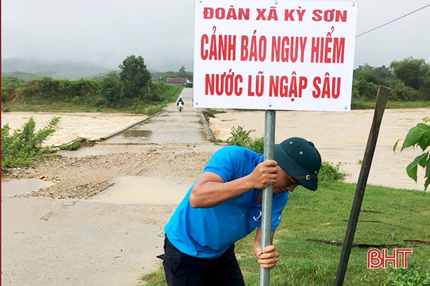 Tuổi trẻ Hà Tĩnh cắm biển cảnh báo ngập lũ, giúp dân gặt lúa