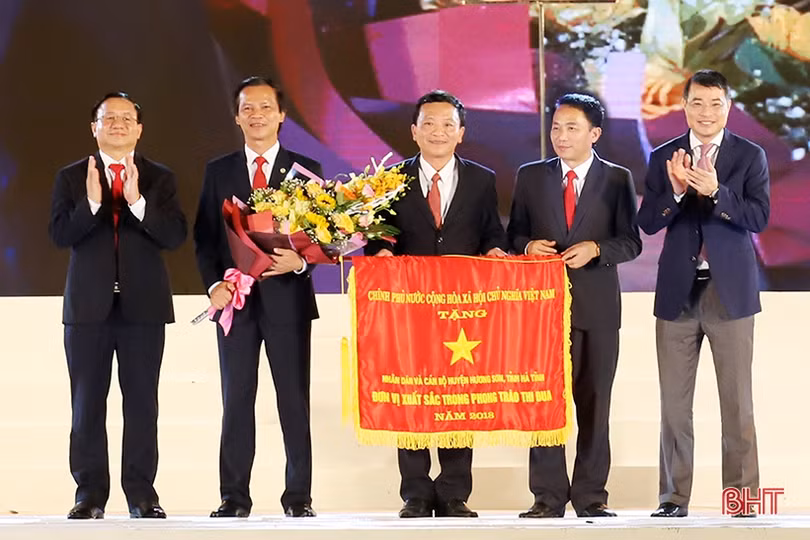 Long trọng lễ kỷ niệm 550 năm thành lập huyện Hương Sơn