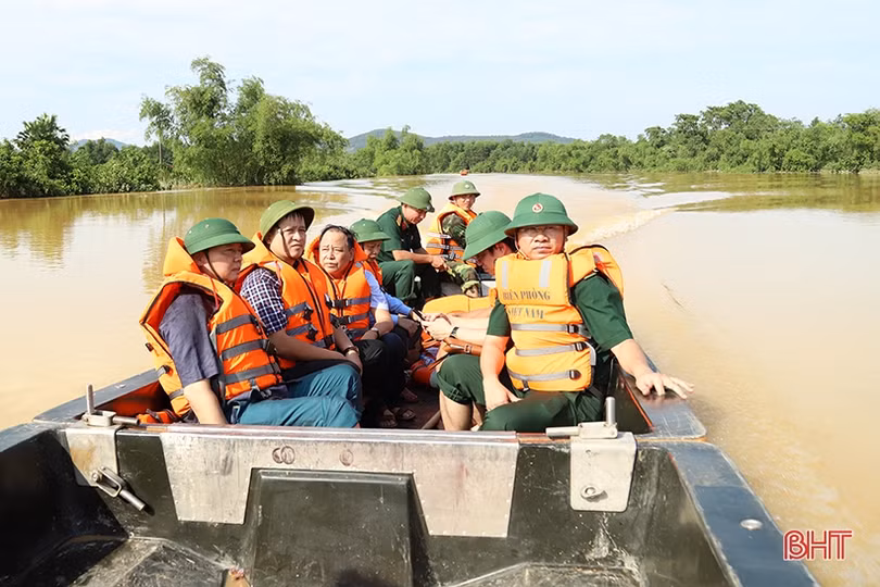 Bộ trưởng Trần Hồng Hà: Tuyệt đối không để nhân dân vùng lũ thiếu lương thực, nước uống