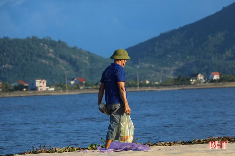 Sau mưa bão, ngư dân Hà Tĩnh lại tất bật chuẩn bị ra khơi