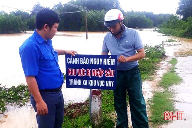 Tuổi trẻ Hà Tĩnh cắm biển cảnh báo ngập lũ, giúp dân gặt lúa