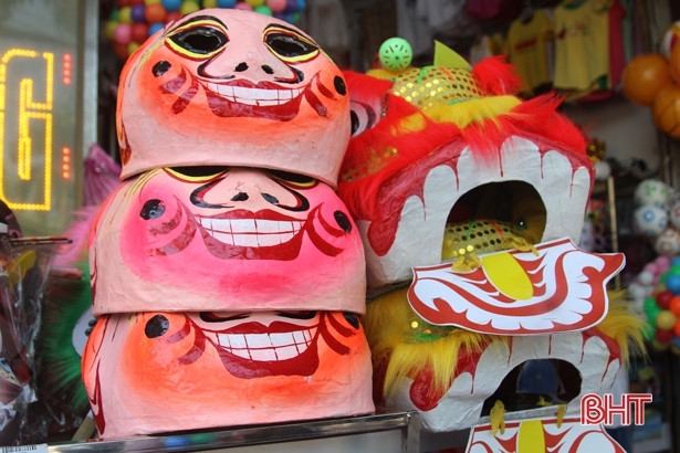 Phố phường Hà Tĩnh chào đón tết Trung thu
