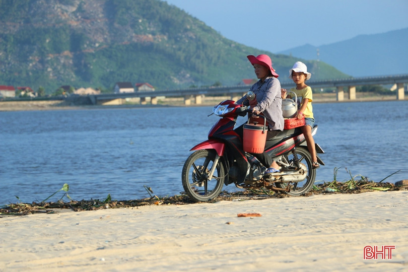 Sau mưa bão, ngư dân Hà Tĩnh lại tất bật chuẩn bị ra khơi