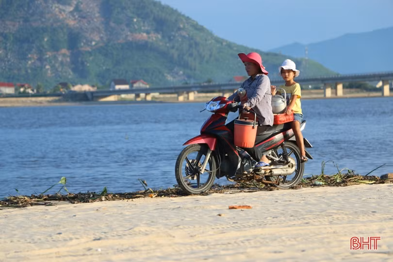 Sau mưa bão, ngư dân Hà Tĩnh lại tất bật chuẩn bị ra khơi