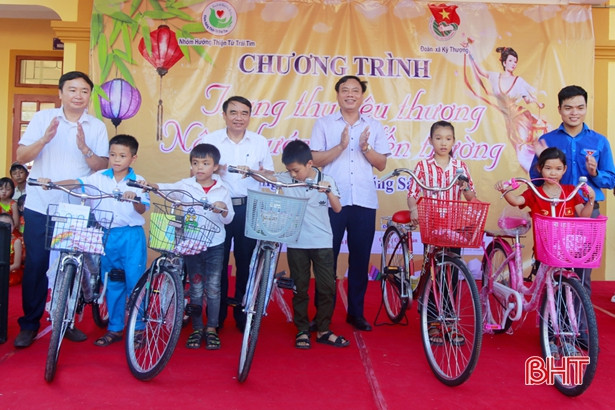 Các em nhỏ 4 xã miền núi Kỳ Anh vui trung thu nâng bước tới trường