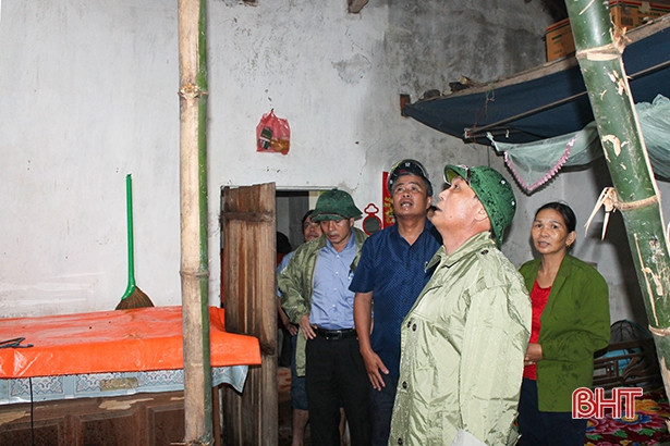 Trưởng ban Tuyên giáo Tỉnh ủy Hà Tĩnh thăm hỏi gia đình bị sập mái nhà ở Can Lộc