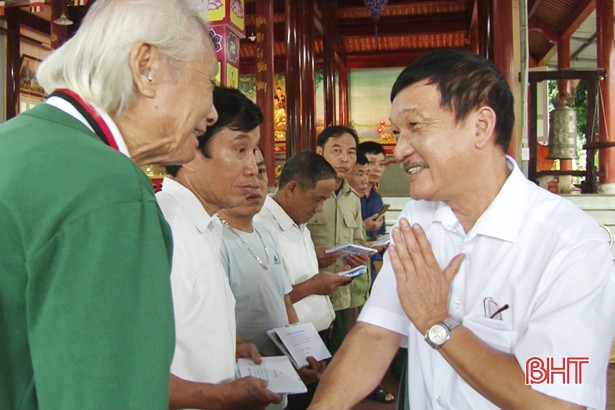 Trao 60 suất quà cho nạn nhân nhiễm chất độc da cam ở Đức Thọ, Vũ Quang