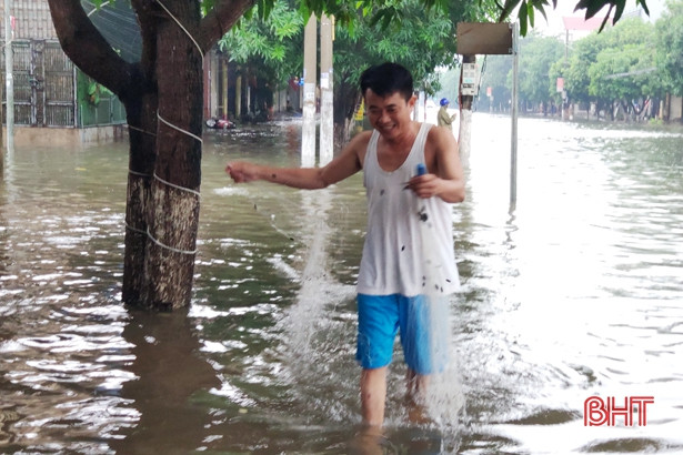 Mưa lớn, nhiều tuyến phố Hà Tĩnh ngập sâu trong nước