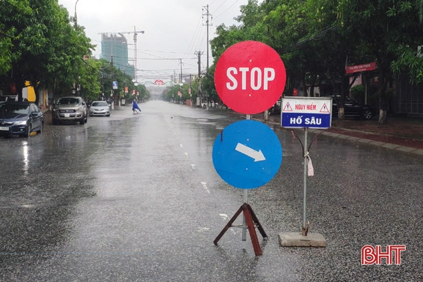 Mưa lớn, nhiều tuyến phố Hà Tĩnh ngập sâu trong nước