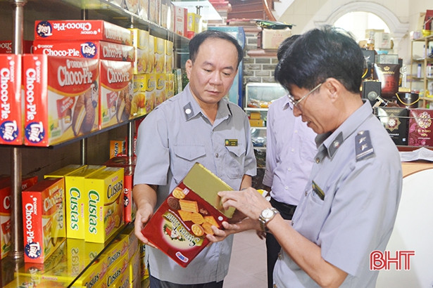 Bán hàng “quá đát”, một cơ sở kinh doanh bánh kẹo ở TP Hà Tĩnh bị xử phạt