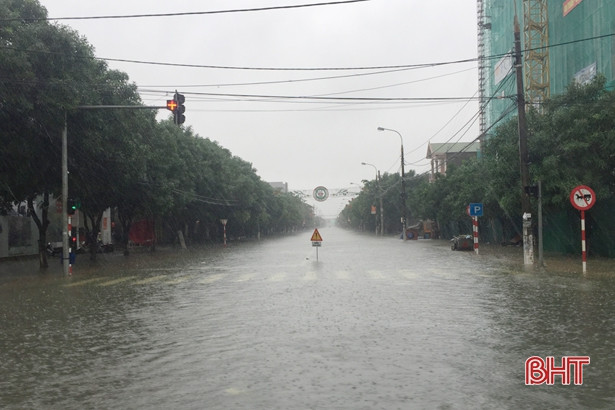 Mưa không ngớt, nhiều tuyến đường ở TP Hà Tĩnh lại ngập sâu