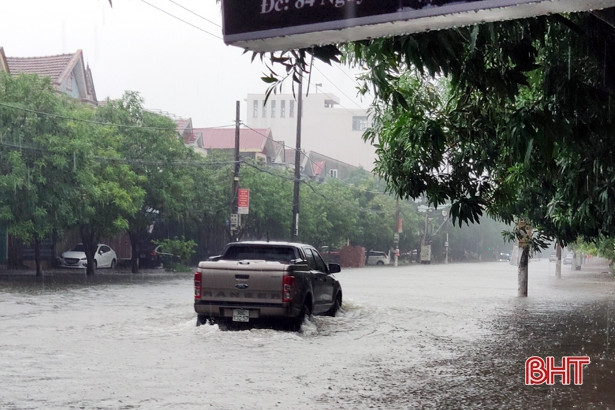Mưa lớn, nhiều tuyến phố Hà Tĩnh ngập sâu trong nước