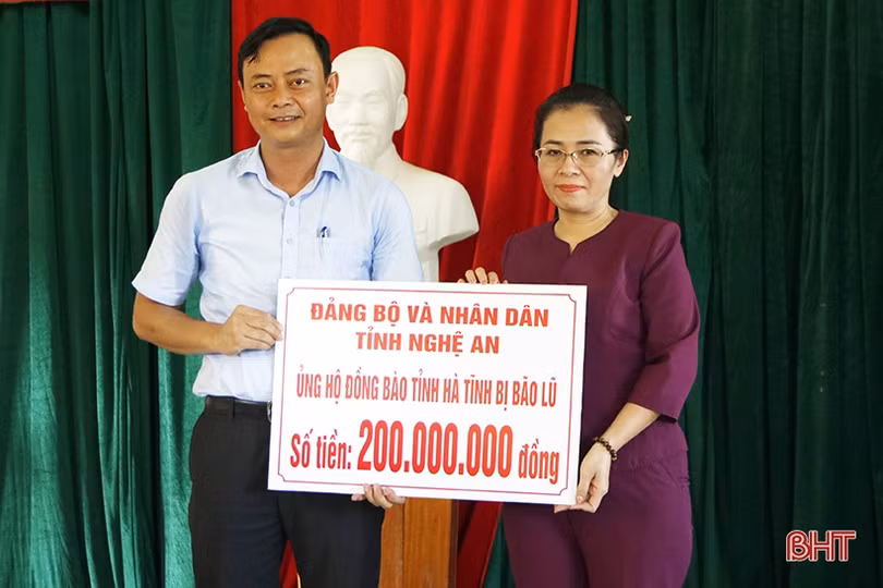 Đồng chí Trần Quốc Vượng kiểm tra công tác khắc phục hậu quả mưa lũ tại Hà Tĩnh