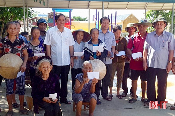 Phó Trưởng ban Tổ chức Trung ương Nguyễn Thanh Bình tặng quà người dân vùng lũ Hương Khê