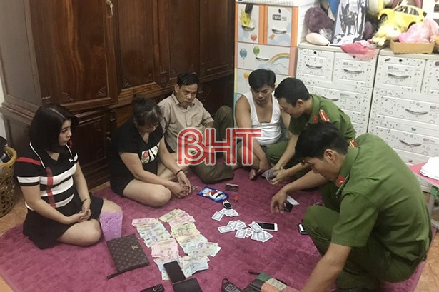 Phá “ổ bạc” giữa trung tâm TP Hà Tĩnh, thu giữ hơn 90 triệu đồng