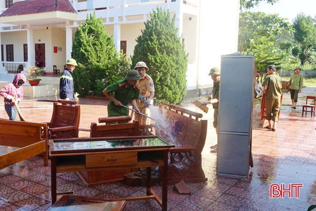 Công an, Huyện đoàn Hương Sơn giúp các trường học dọn dẹp vệ sinh sau lũ