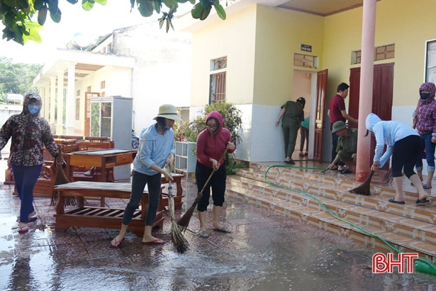 Công an, Huyện đoàn Hương Sơn giúp các trường học dọn dẹp vệ sinh sau lũ