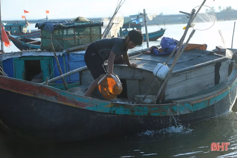 Sau mưa bão, ngư dân Hà Tĩnh lại tất bật chuẩn bị ra khơi
