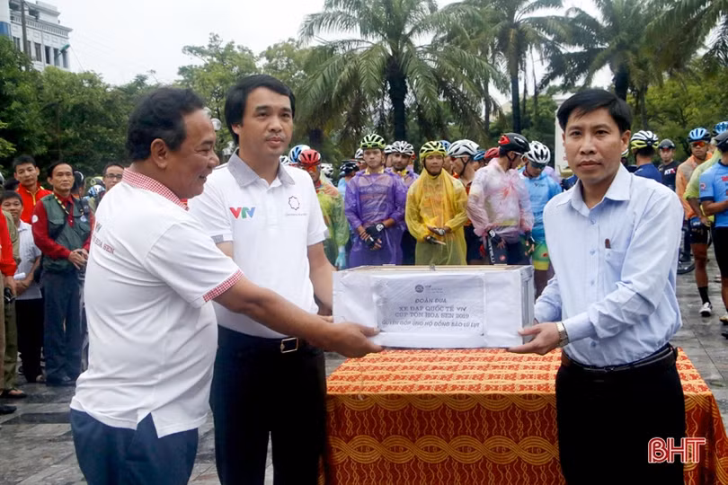 Cua-rơ VTV Cúp Tôn Hoa Sen quyên góp hỗ trợ đồng bào lũ lụt Hà Tĩnh