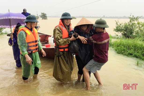 Dùng thuyền vượt lũ đưa 2 sản phụ Hà Tĩnh chuyển sinh an toàn